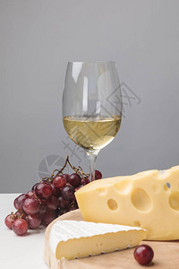 木板白葡萄酒杯和灰色葡萄上布瑞和图片