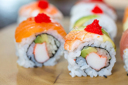 寿司套餐寿司卷加鲑鱼和图片