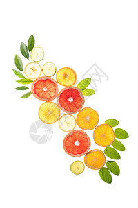 含有切片柑橘水果和叶子的食品成分图片