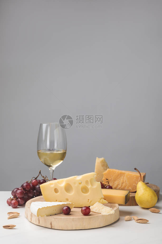 木板葡萄酒杯水果和灰色杏仁上不图片