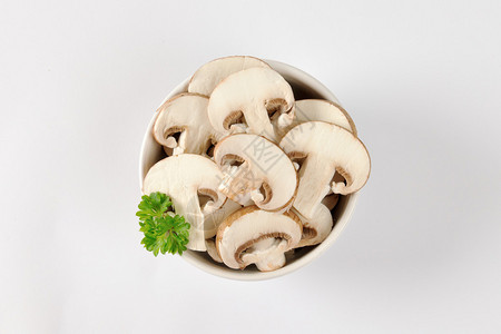 一碗切好的新鲜蘑菇图片