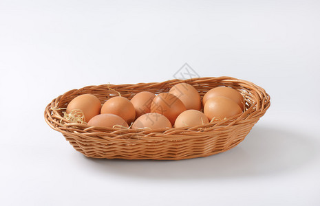 篮子里的新鲜棕色鸡蛋图片