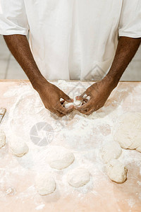 非洲裔美国面包师为糕点准备面团的镜头图片