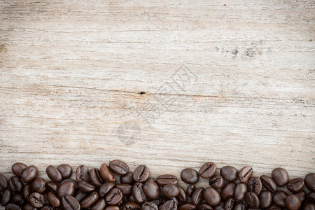 五谷木背景上的咖啡豆图片