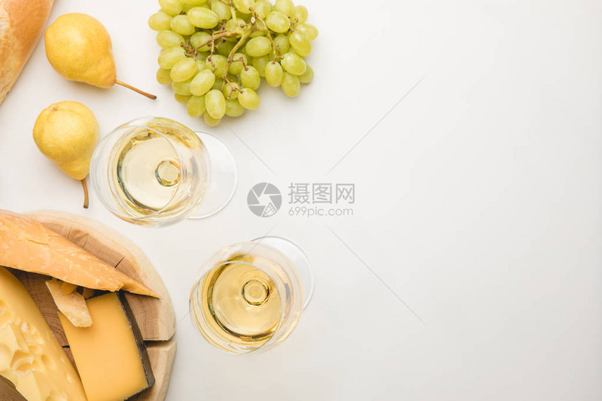 木板葡萄酒杯和白色水果上不同种类奶图片