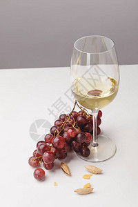 白色葡萄酒杯葡萄和灰图片