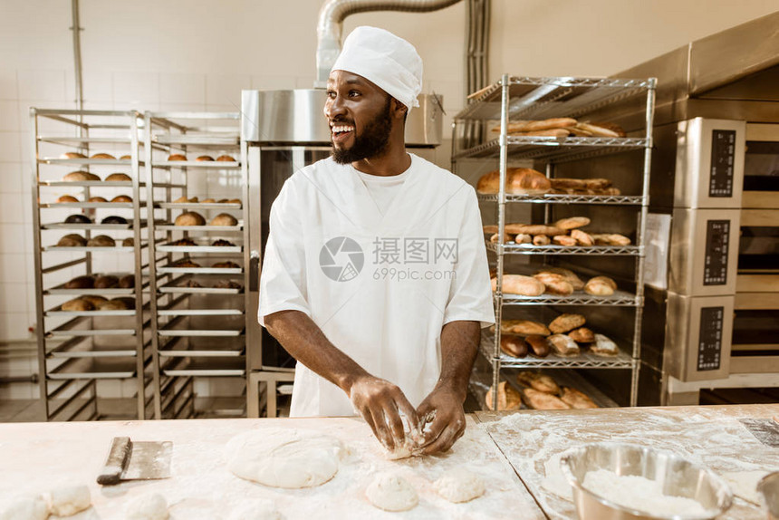 非洲美面包师在烘烤制造时准备做图片