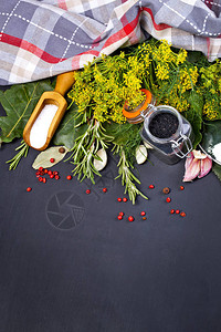 各种草药胡椒大蒜和深底食盐的食品成分图片