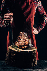 围裙主厨被射中手持肉刀和木桩上美图片