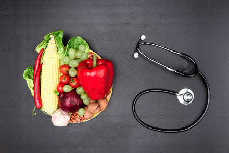 听诊器各种有机蔬菜和水果的顶部视图图片