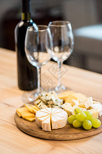 各种奶酪类型有选择焦点木板和酒图片