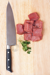 切板上的新鲜生肉和刀图片
