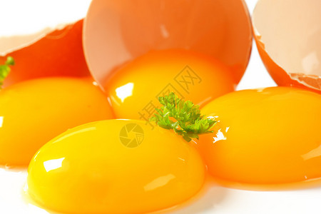 四个新鲜的蛋黄和蛋壳图片