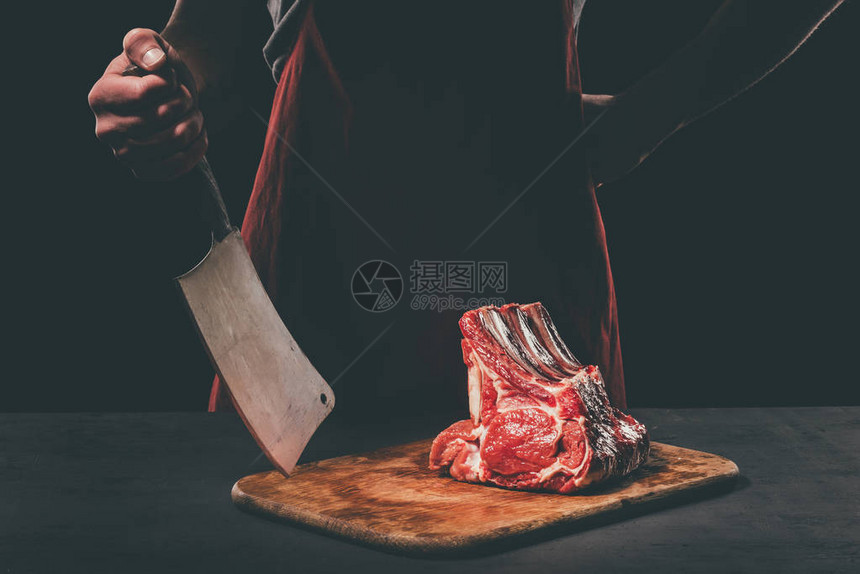 木砧板上有切肉刀和生肉的屠夫图片