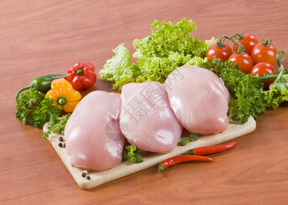 未加工的鸡胸肉片和新鲜蔬菜图片