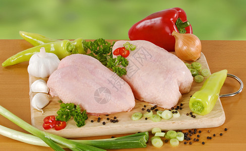 生鸡胸肉和蔬菜图片