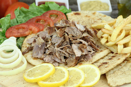 希腊传统陀螺或土耳其烤肉炸土豆番茄图片