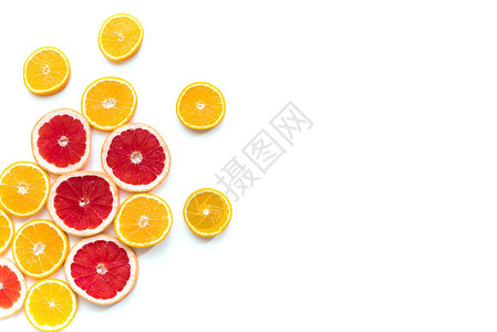 白色上隔绝的新鲜多汁橙和葡萄水果图片