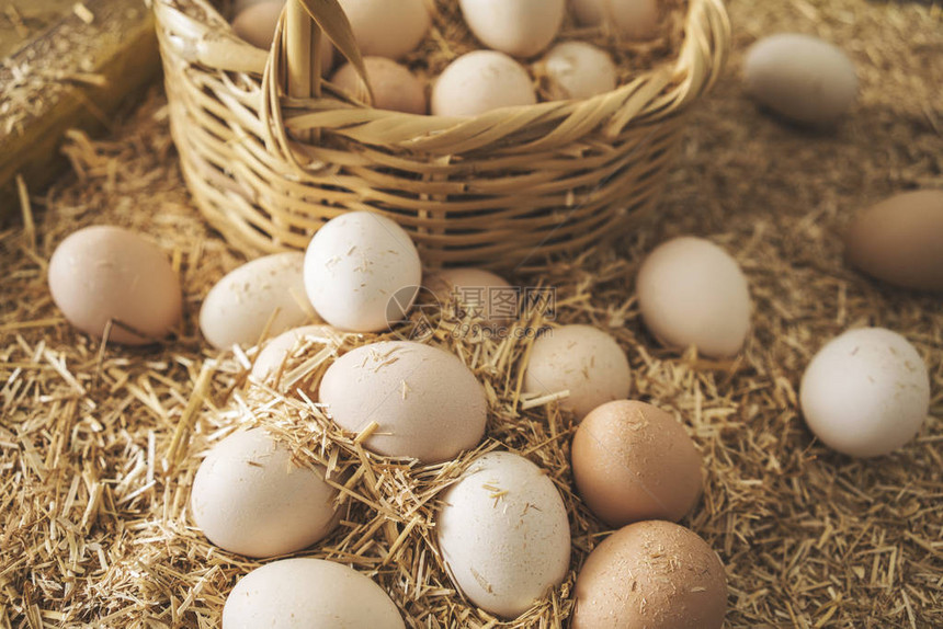 草篮中的新鲜生鸡蛋图片