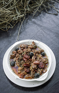 picapau传统葡萄牙辣酱猪肉和香肠小吃图片