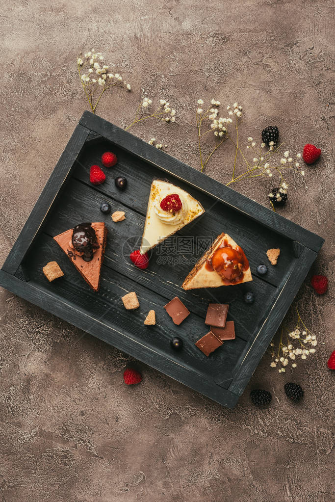 木盘上有巧克力和浆果的美味图片