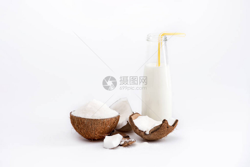 在白椰子饮料概念上隔绝的玻璃瓶中图片