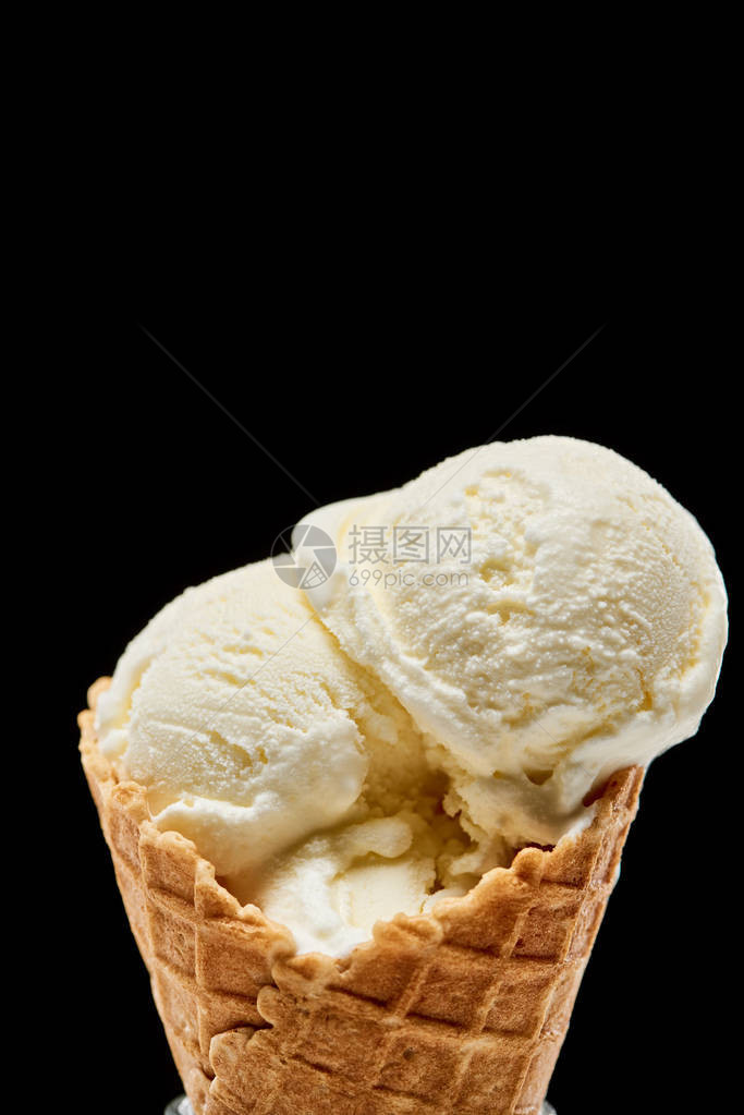 近距离观看美味香草冰淇淋在黑边隔绝的脆图片