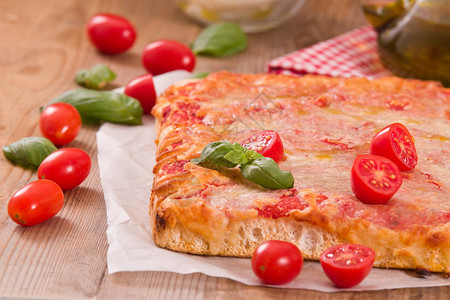 意大利披萨加奶酪西红柿图片