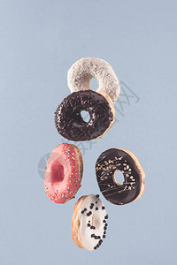 甜美的釉面甜圈的特写视图图片