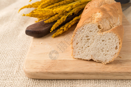 面包板上的法式长棍面包片图片