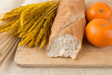 面包板上法国面包袋式面包图片