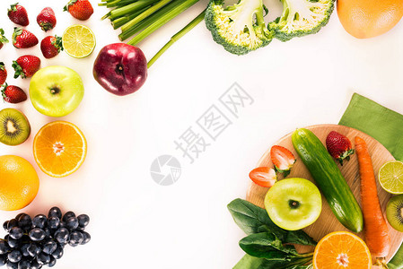 与白色隔离的新鲜蔬菜水果和浆果之间的图片