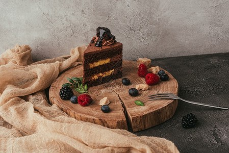近距离观看甜美味巧克力蛋糕图片