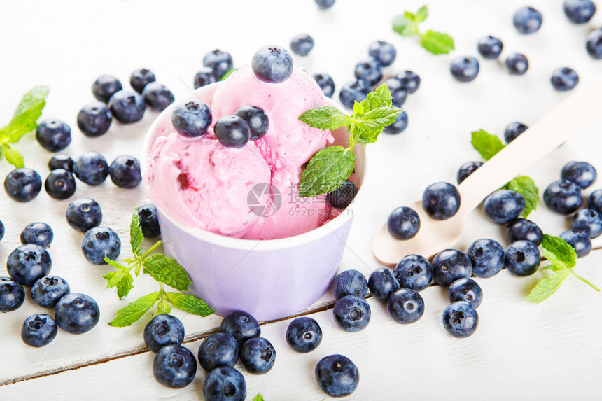 蓝莓素食冰淇淋或冰冻酸奶和薄荷糖图片