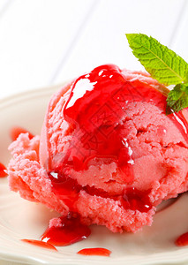 一勺粉红冰淇淋配覆盆子酱图片