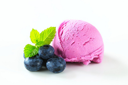 一勺新鲜蓝莓水果冰淇淋图片