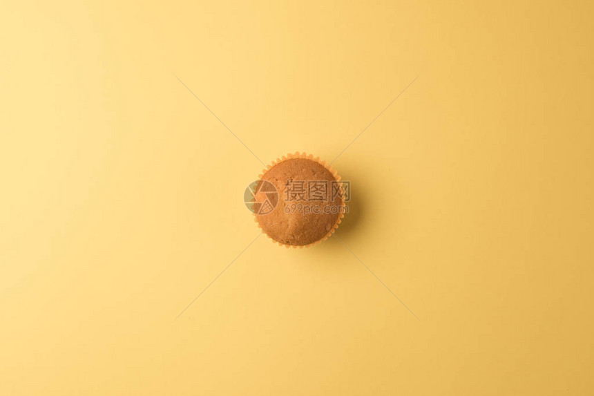 用黄色隔开的甜美松饼的顶部视图图片