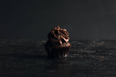 黑色甜自制巧克力蛋糕的特写视图图片