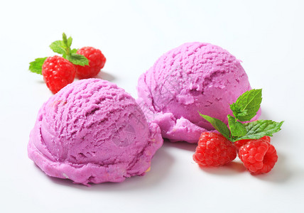 一勺紫色冰淇淋和新鲜覆盆子图片
