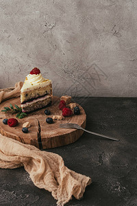 一块美味的蛋糕木板上图片