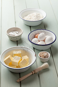 在碗中烘焙原料黄油鸡蛋香草糖酵母和面粉图片