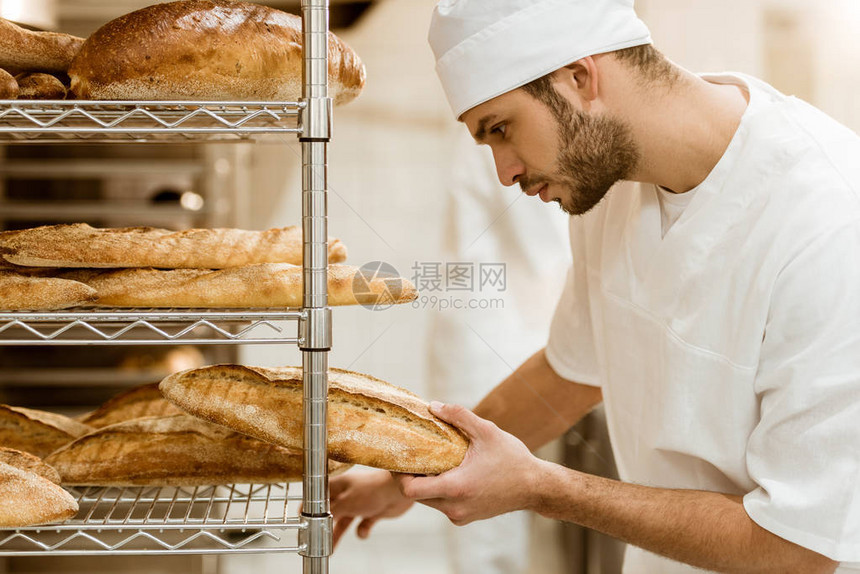 在烘烤制造时把新鲜面包放在架子上图片