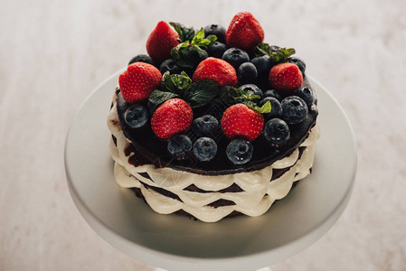 带新鲜蓝莓和草莓的自制胡椒派蛋糕图片