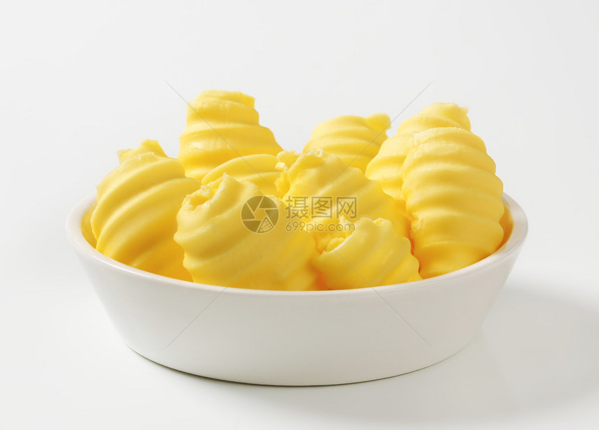 碗里的新鲜黄油卷图片