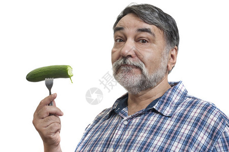 吃新鲜黄瓜的人图片