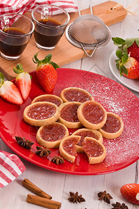 草莓馅饼配红盘上的果酱图片