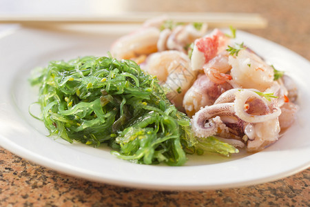 海藻酸钠龙虾和咸虾海藻沙拉背景