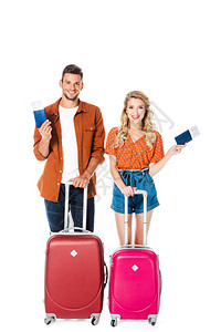 带着行李和机票的年轻快乐夫妇看着在白色上被图片