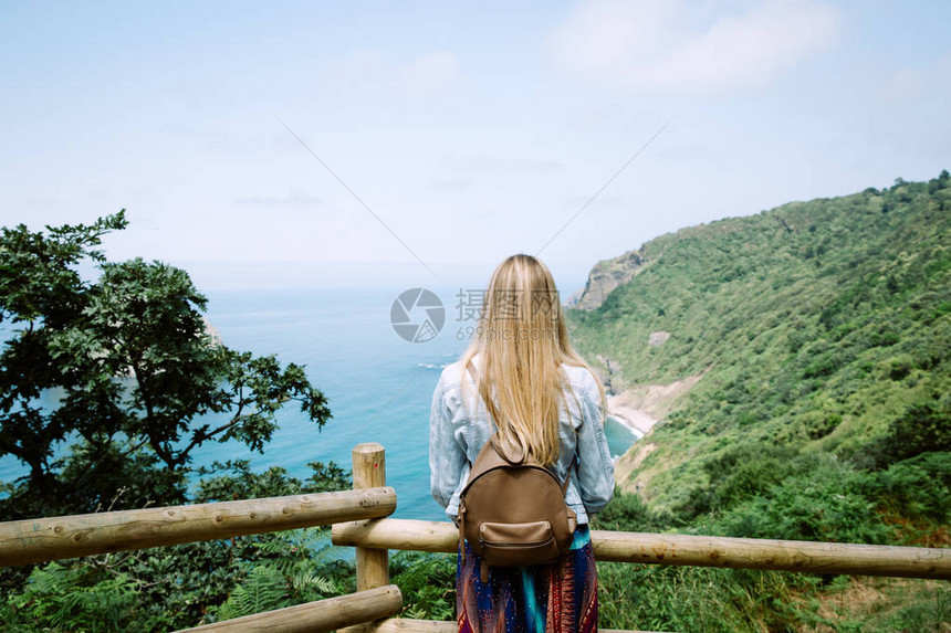 一位年轻旅游女背影从图片