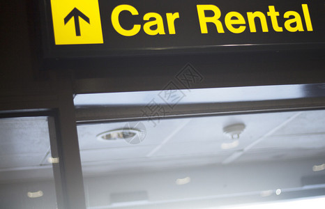 机场车辆租用信息标志灯光板在出发休息室发出指示图片